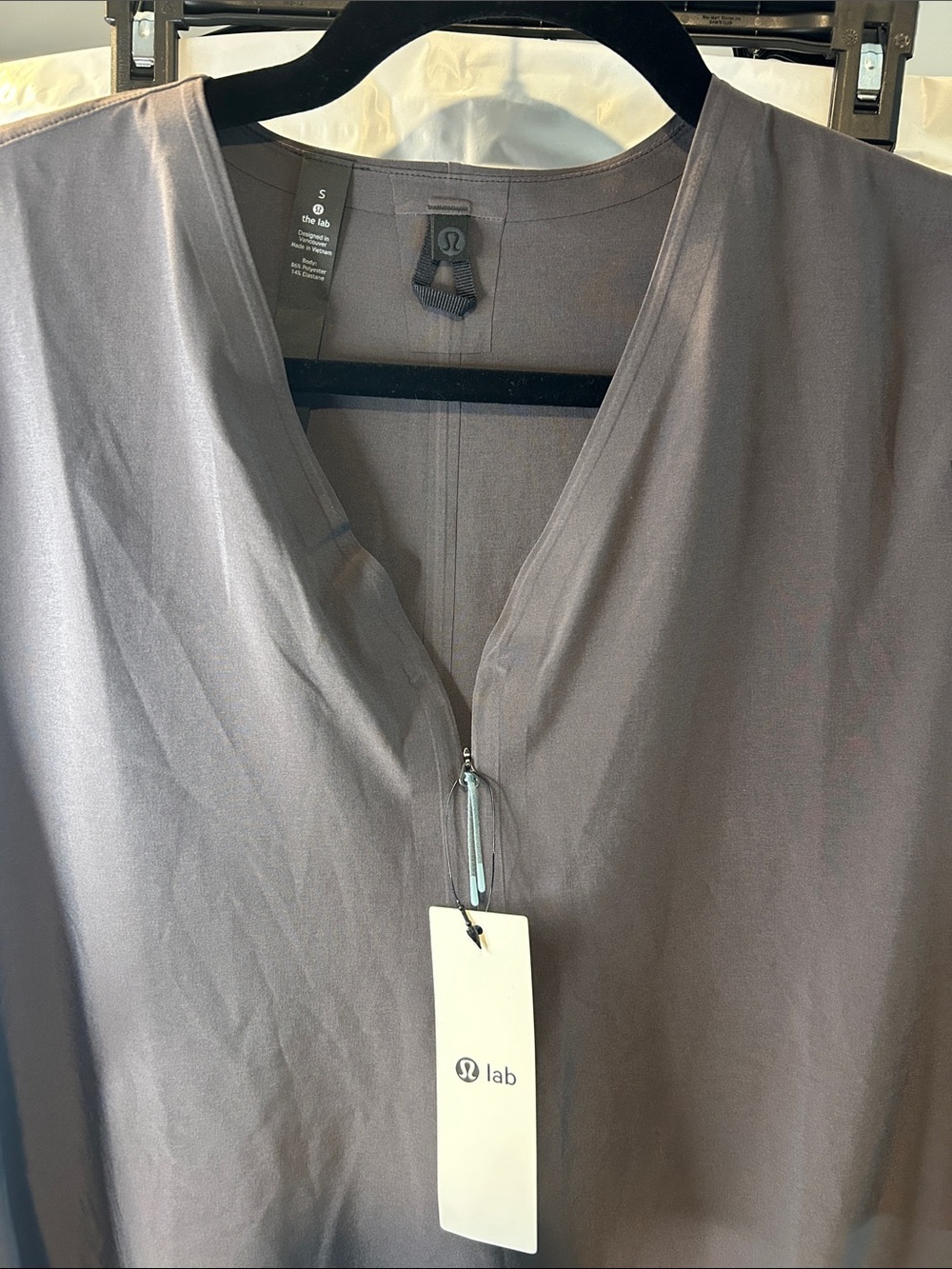 lululemon athletica Women's V-Neck Lab Top in Gray
